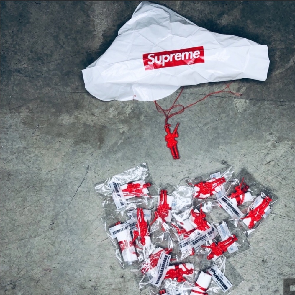Supreme®  Parachutetoy